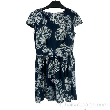 Vestido feminino feminino com estampa de folha